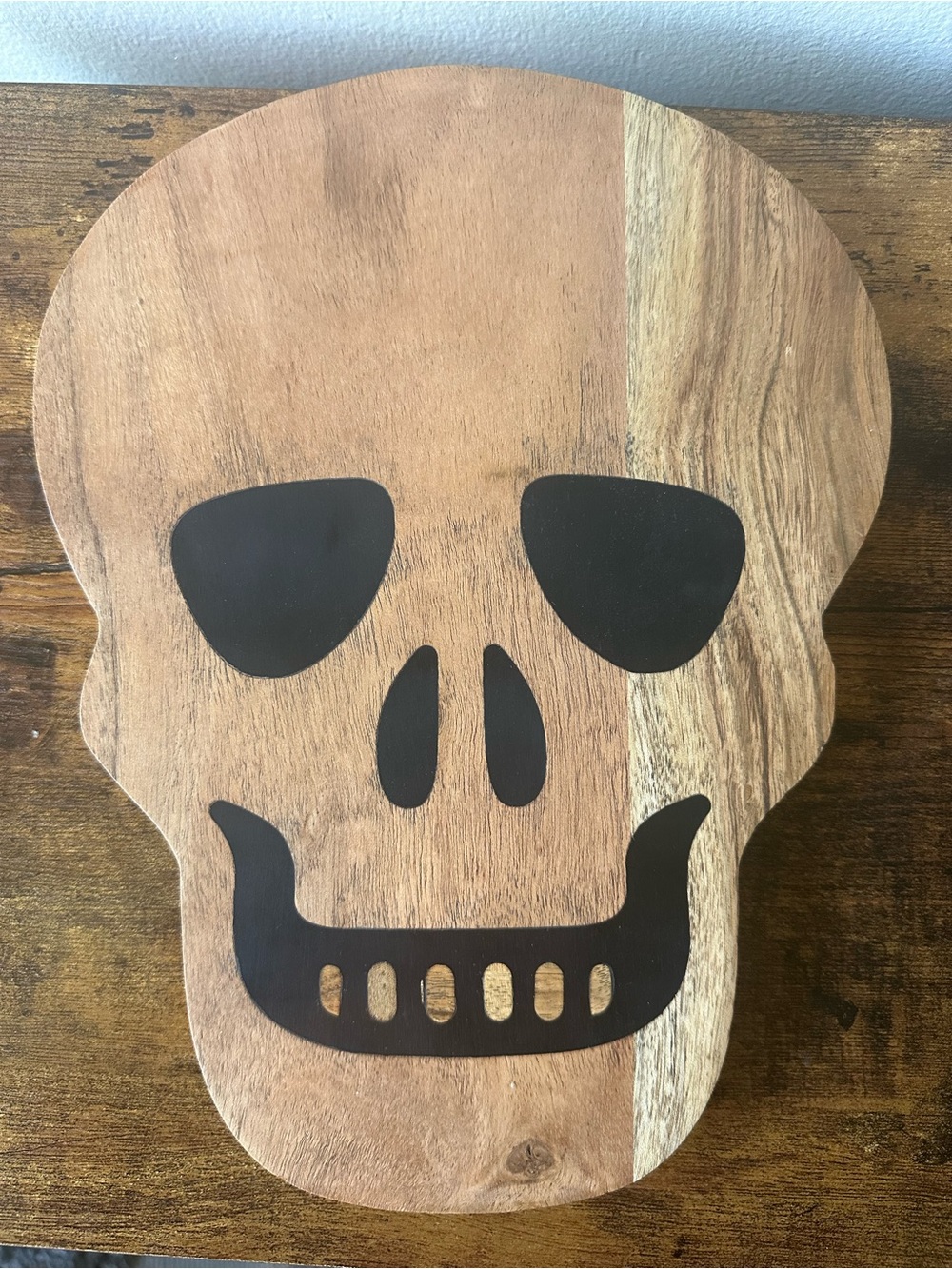 Wooden Skull Cutting Board or Charcuterie Tray Food Safe w/ Black Skull Face NWT - Picture 3 of 4